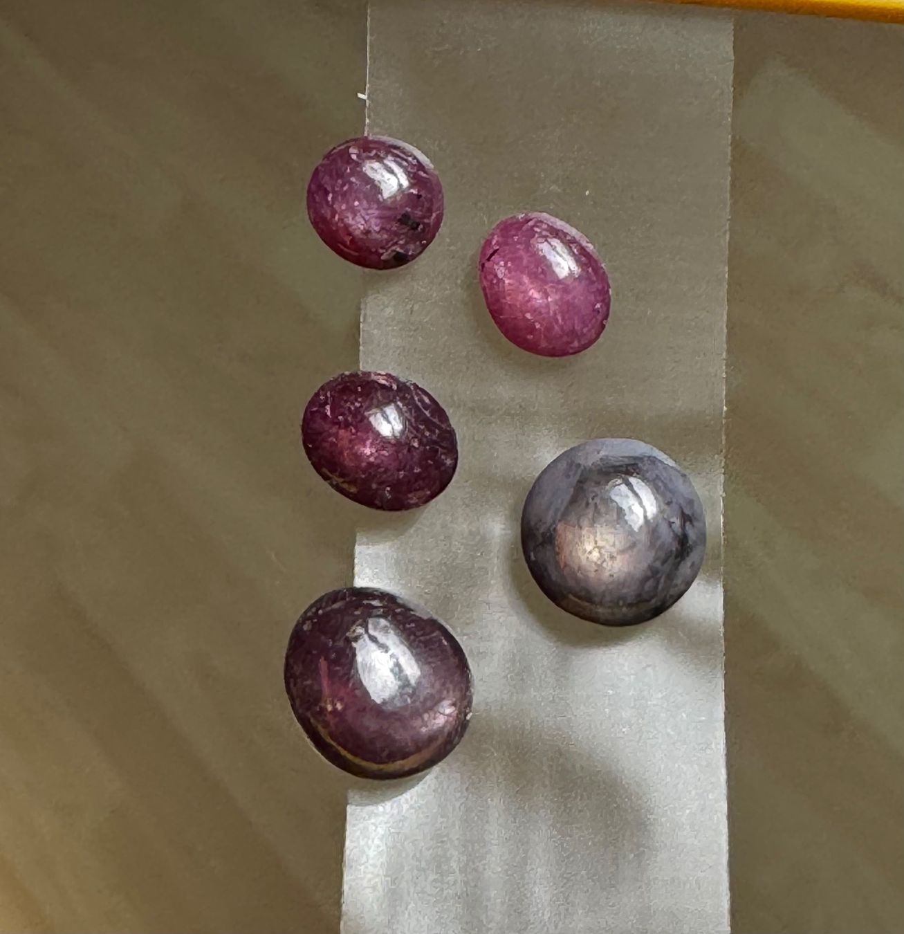 Pietre preziose: Stern Rubin 5 Cabochons wunderschön ECHT – Nuovo e nell'imballaggio originale da Leuggern venduto da gemshow 5
