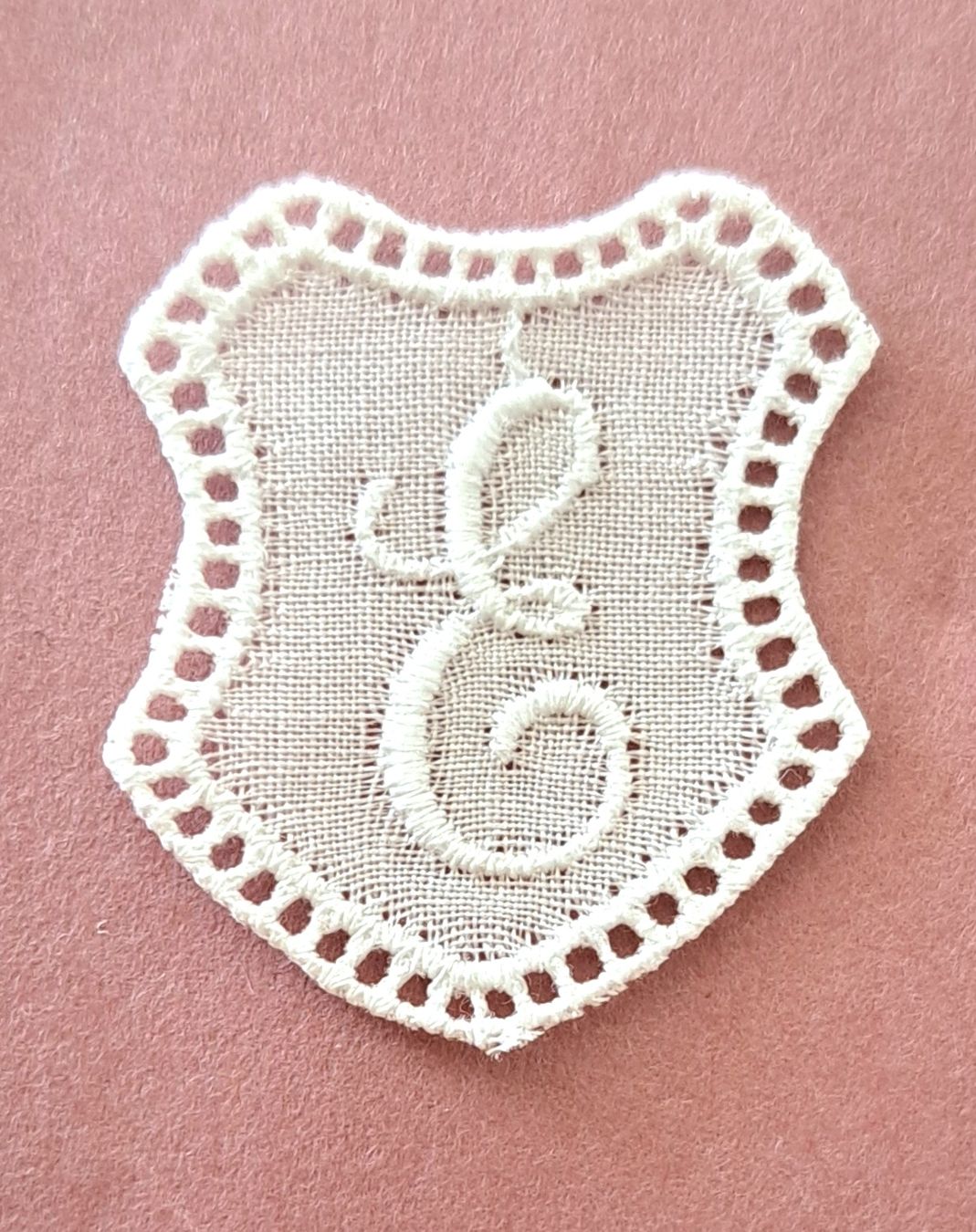 Tessuti: " E " Monogramme dentelle de coton ancienne- à coudre – Nuovo e nell'imballaggio originale da Hauterive NE venduto da ali_vintage
