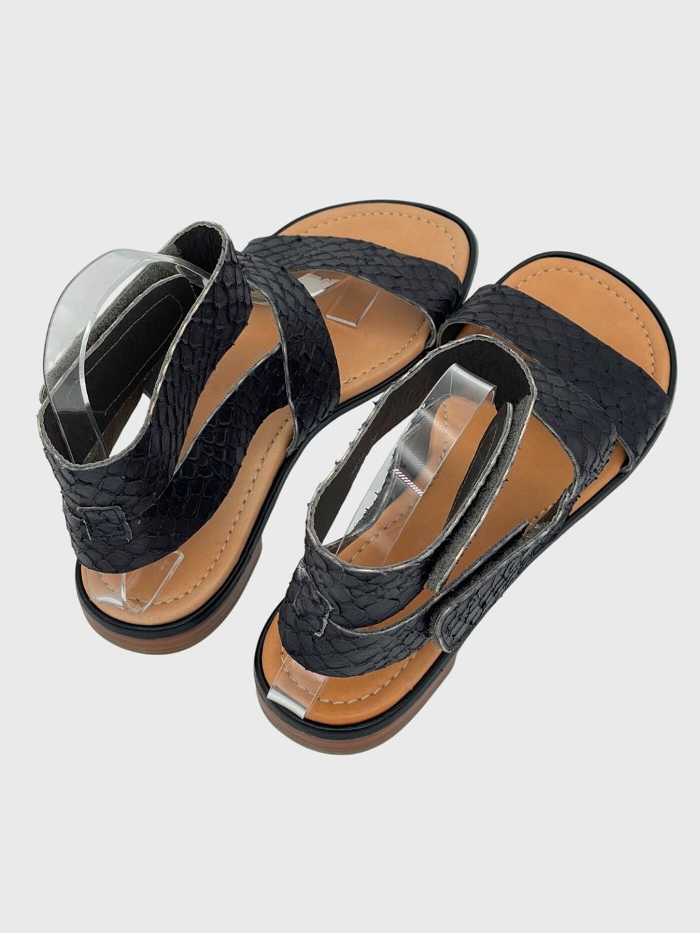 Chie Mihara Scarpe da donna: Chie Mihara Leather Flache Sandale EU 38 Schwarz – Nuovo (secondo la descrizione) da Zürich venduto da shoe_shop 3