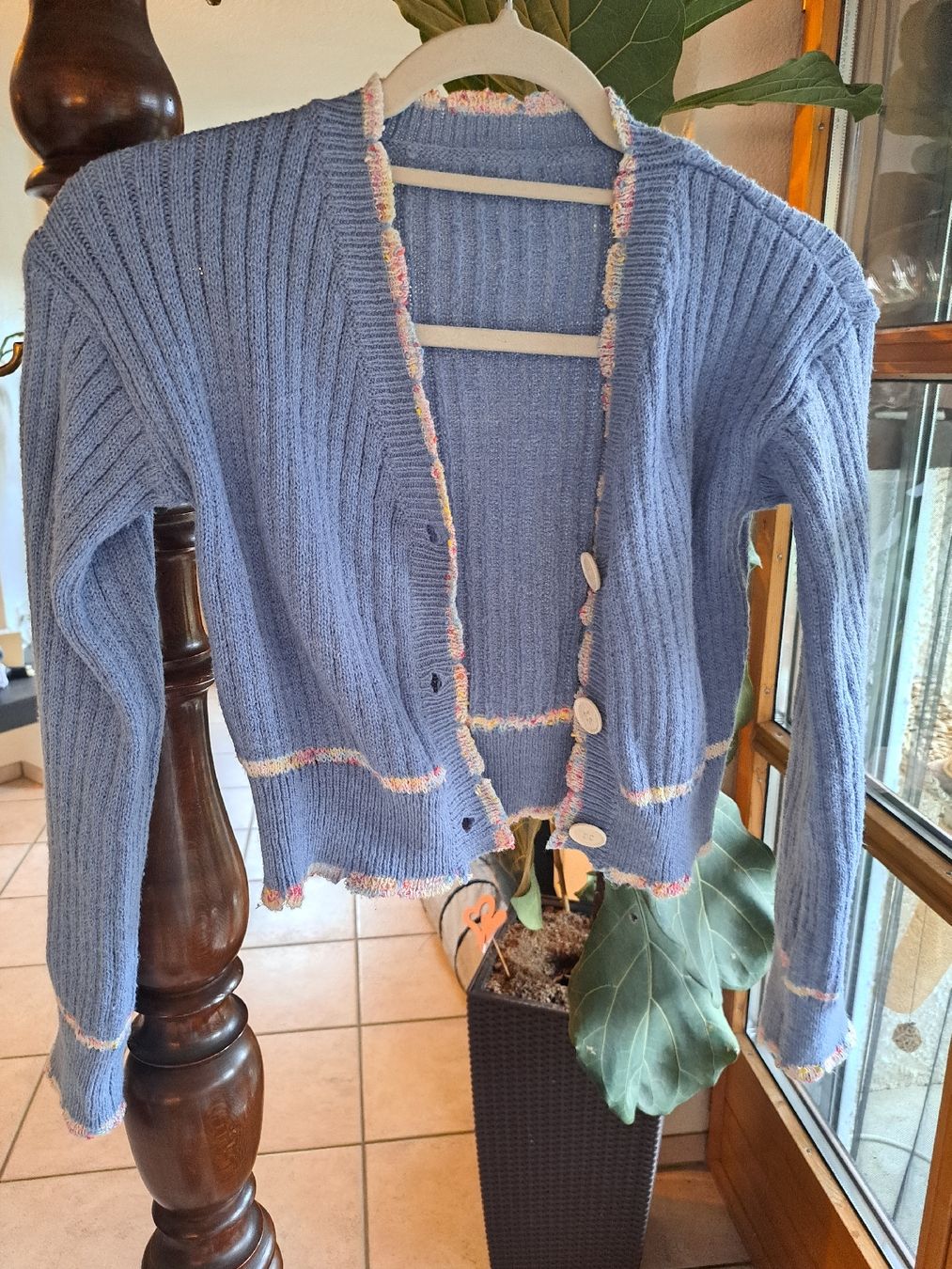 Giacche: Hellblaue Strickjacke mit bunten Details, Gr. S – Usato da Näfels venduto da Featherfashion