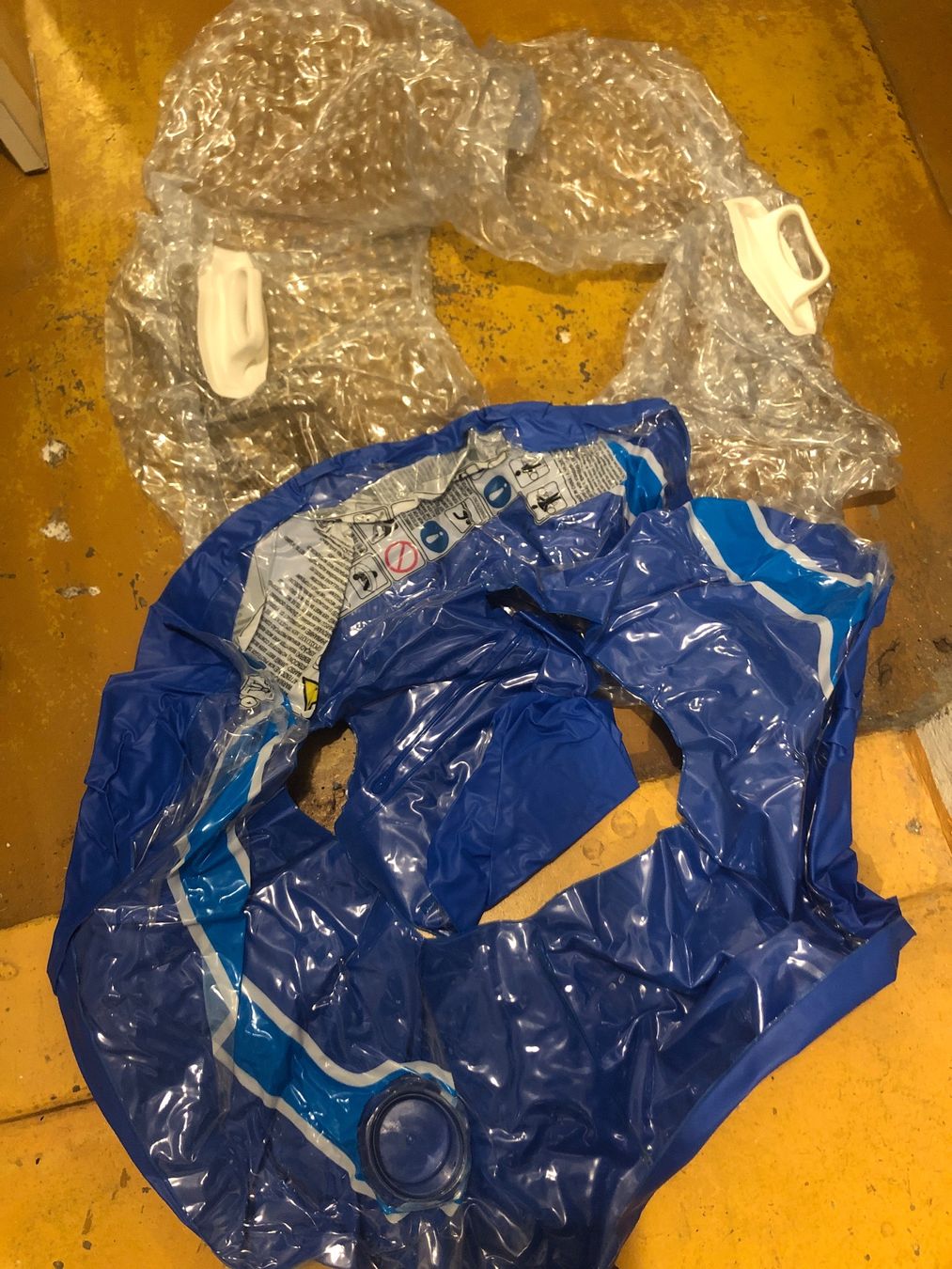 Schwimmringe: 2x grosse schwimmringe blau und durchsichtig – Gebraucht aus Olten von eti_r289