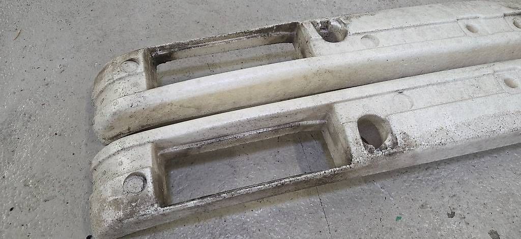 BMW Tutti pezzi di ricambio auto: Renfort de pare-choc avant BMW M3 e30 – Usato da Apples venduto da mistral28 4