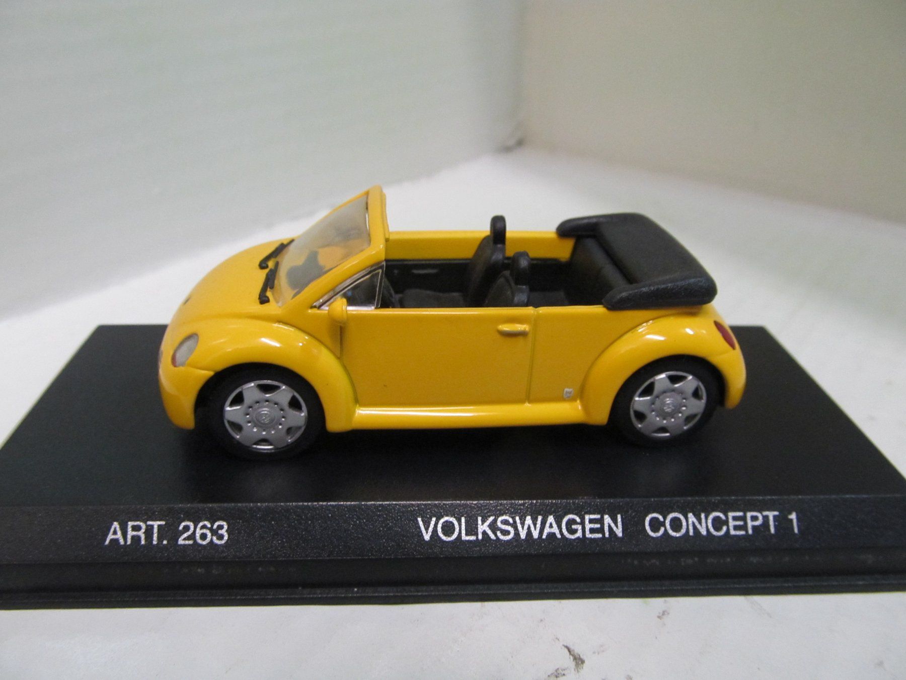 Volkswagen Modellini d'auto: VW CONCEPT 1 CABRIO 1994  BEETLE  1:43 – Nuovo e nell'imballaggio originale da Grueningen venduto da malamut56 1