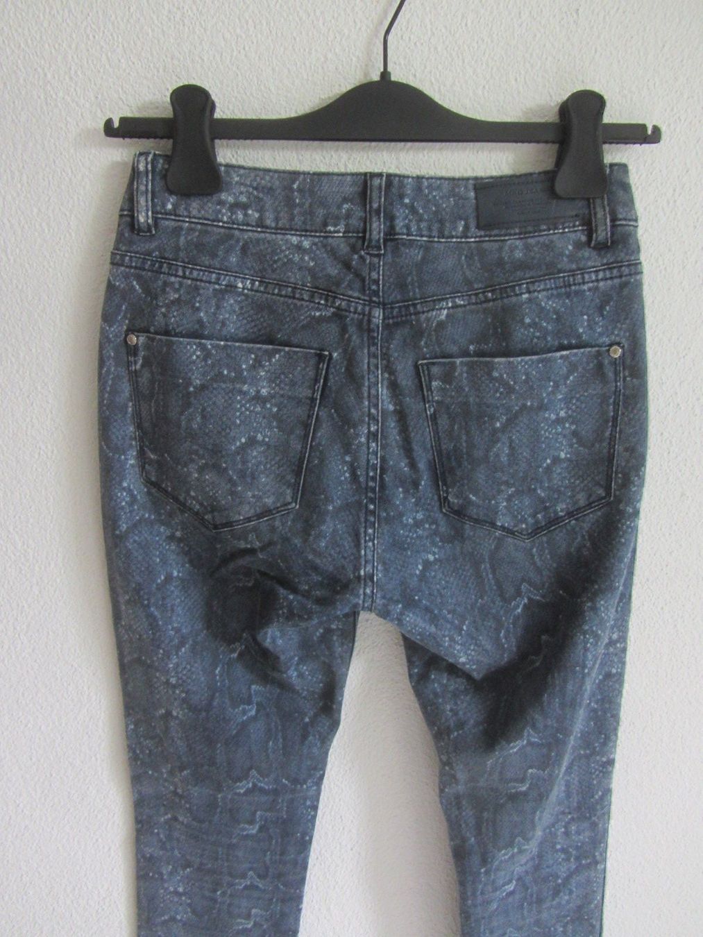 Mango Jeans: MANGO - Skinny Jeans mit Reptil Print 36 – Gebraucht aus Zürich von Diazaio 2