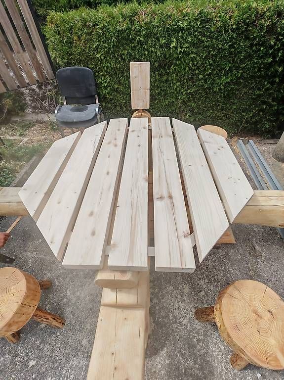 Tische: Table hectogonale en rondins – Gebraucht aus Salavaux von phi_g8r2