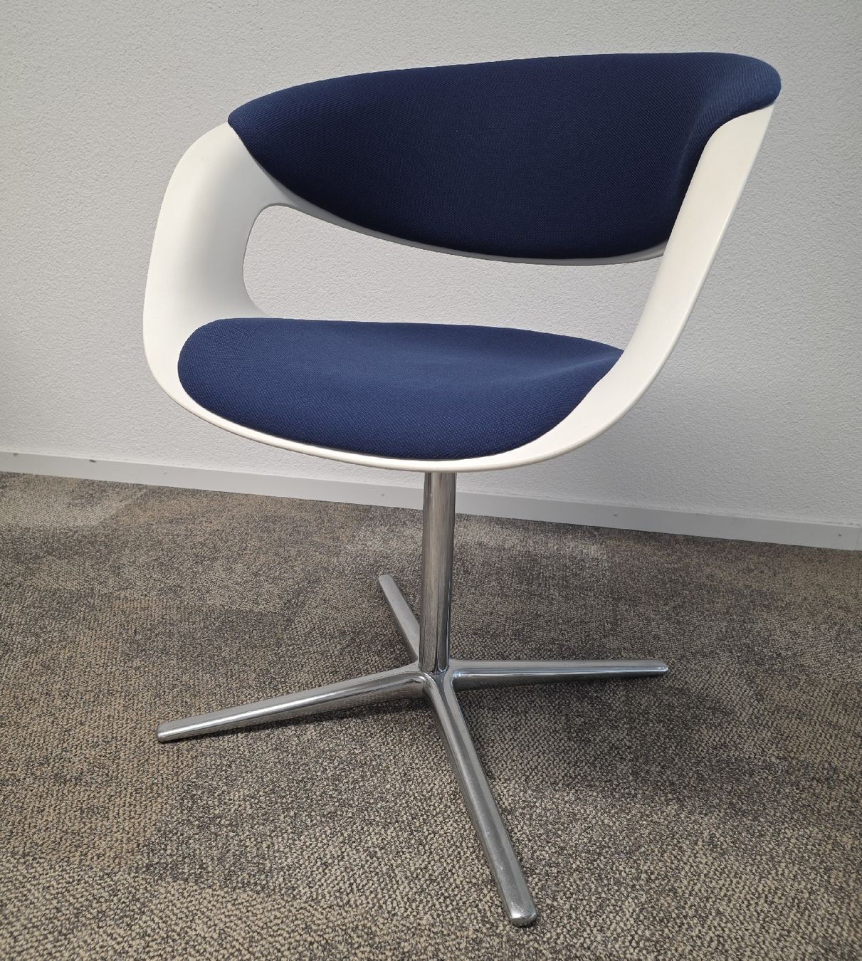 Tischset: Steelcase Tisch mit 5 Pearson Lloyd Stühlen – Gebraucht aus Dorf von Giedi 1
