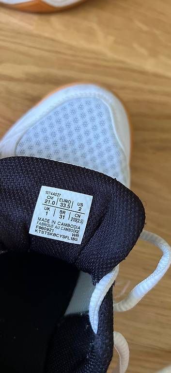 Scarpe per ragazzi: Asics Hallenschuh in 33.5 – Usato da Spiez venduto da Vemai 4