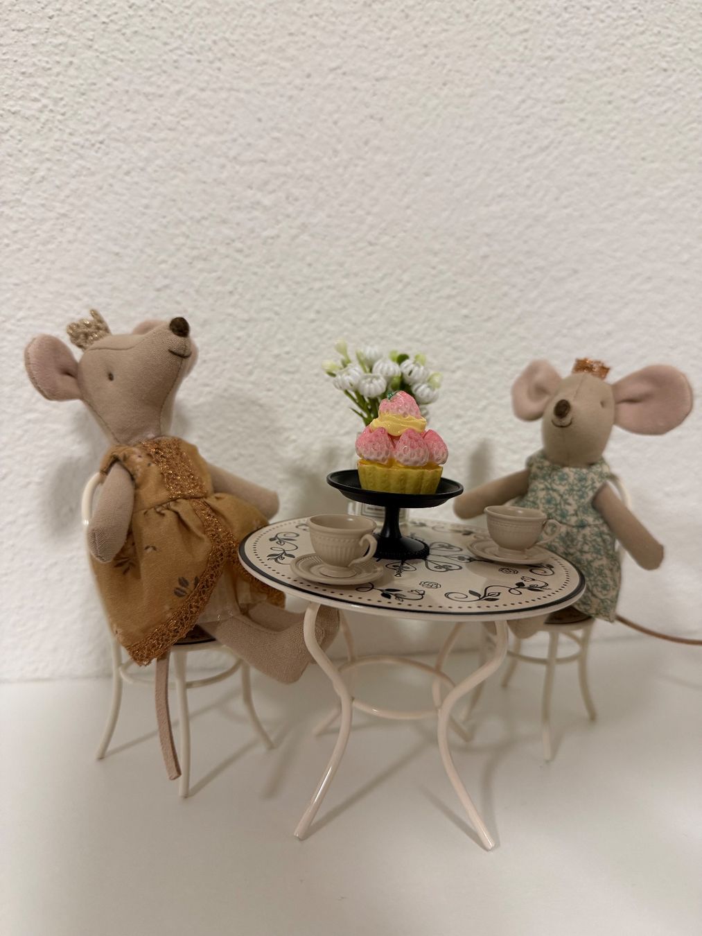 Case e mobili per bambole: Puppenhausmöbel - Set Tisch mit zwei Stühlen – Nuovo (secondo la descrizione) da Richterswil venduto da binchen03 3