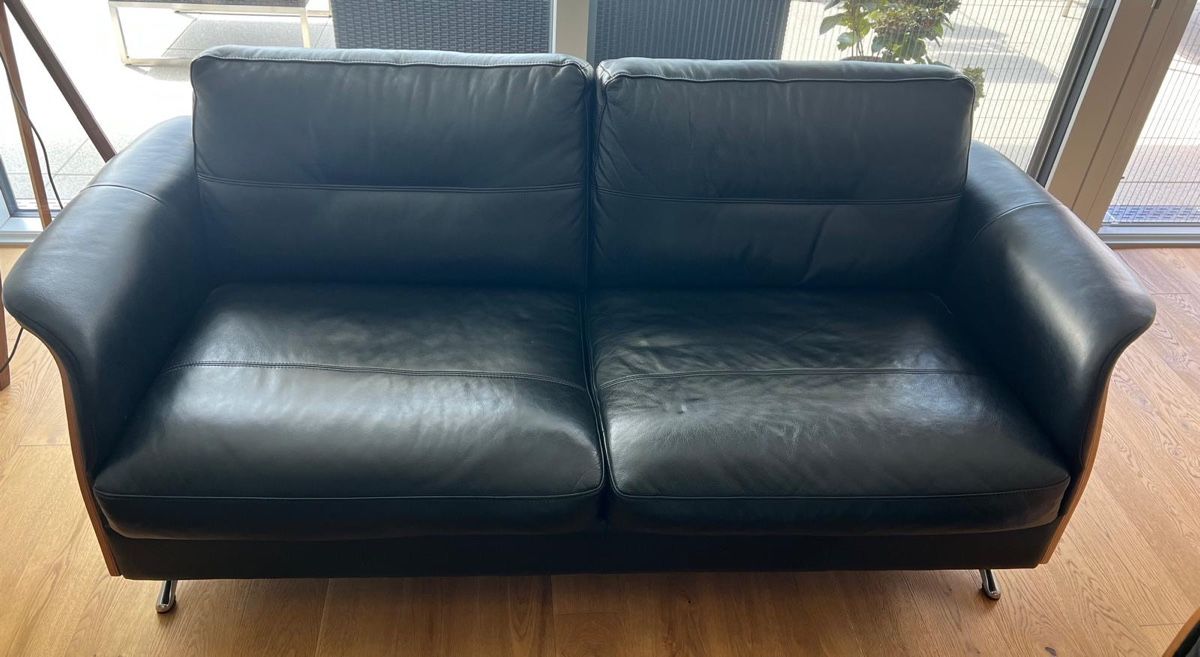 Livique Sofas: Ledersofa mit Nussbaum – Gebraucht aus Utzigen von Unknoww 1