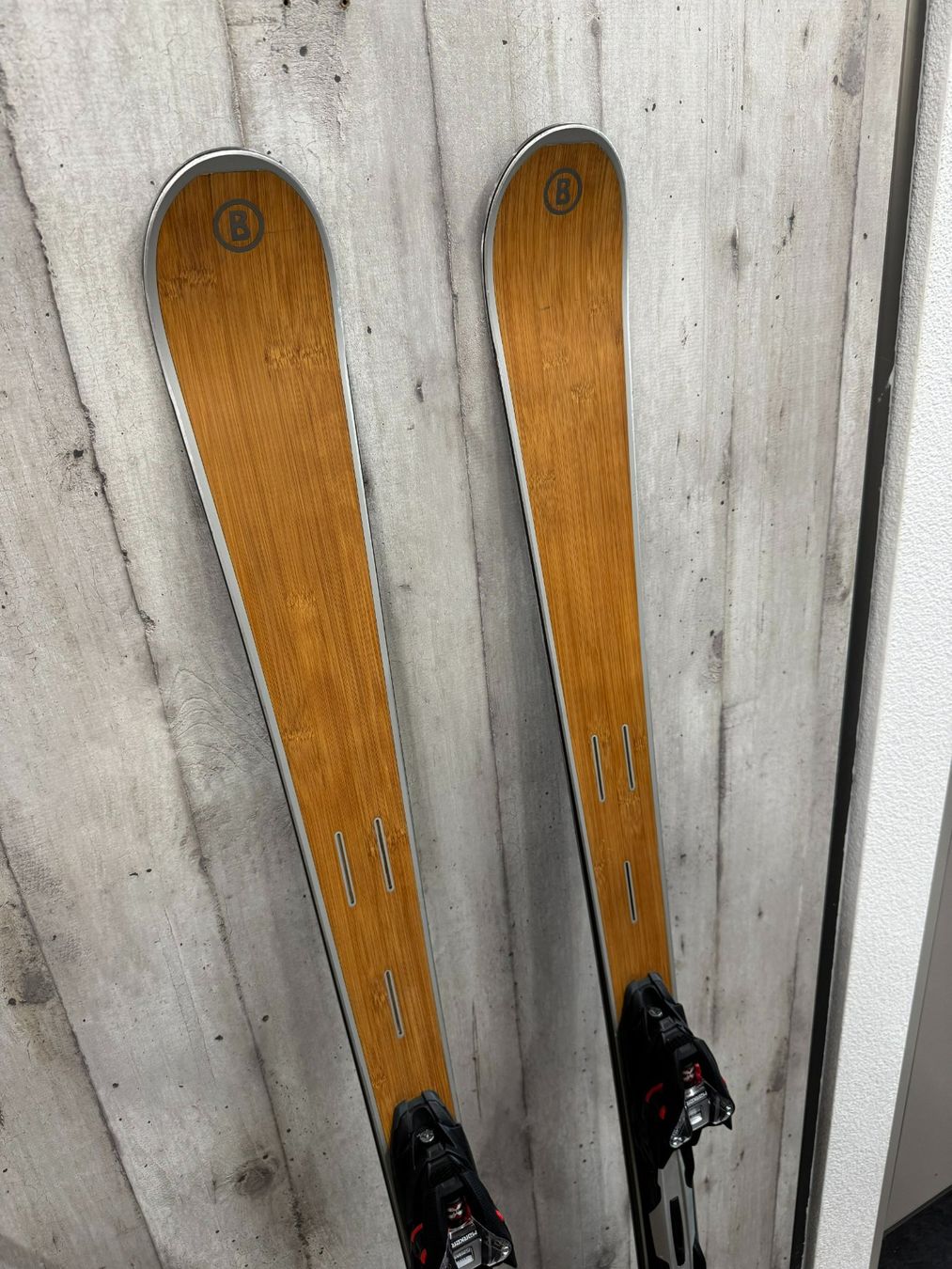 Skis: Bogner Premium Ski mit Echtholz-Oberfläche inkl. Bindung NEU – Neuf (Voir description) à Sursee par pilatus.sport 1
