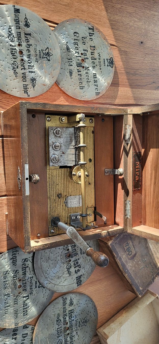 Carillon: Antike Mira Platten-Spieldose/Orgel mit 12 Platten – Usato da Rüti ZH venduto da price02 7
