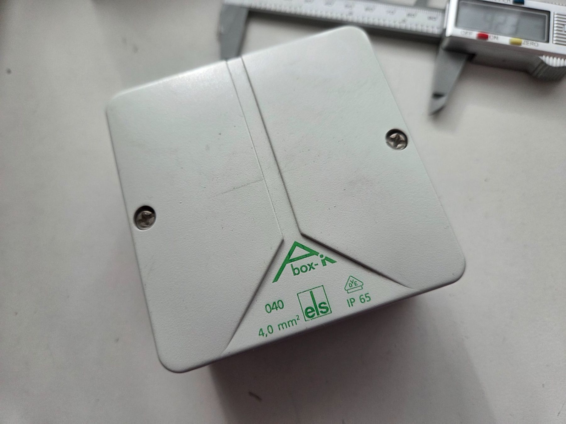 Alimentazione elettrica: Els, Abzweigdose 90 x 90 x 40, grau – Usato da Zürich venduto da eymen20
