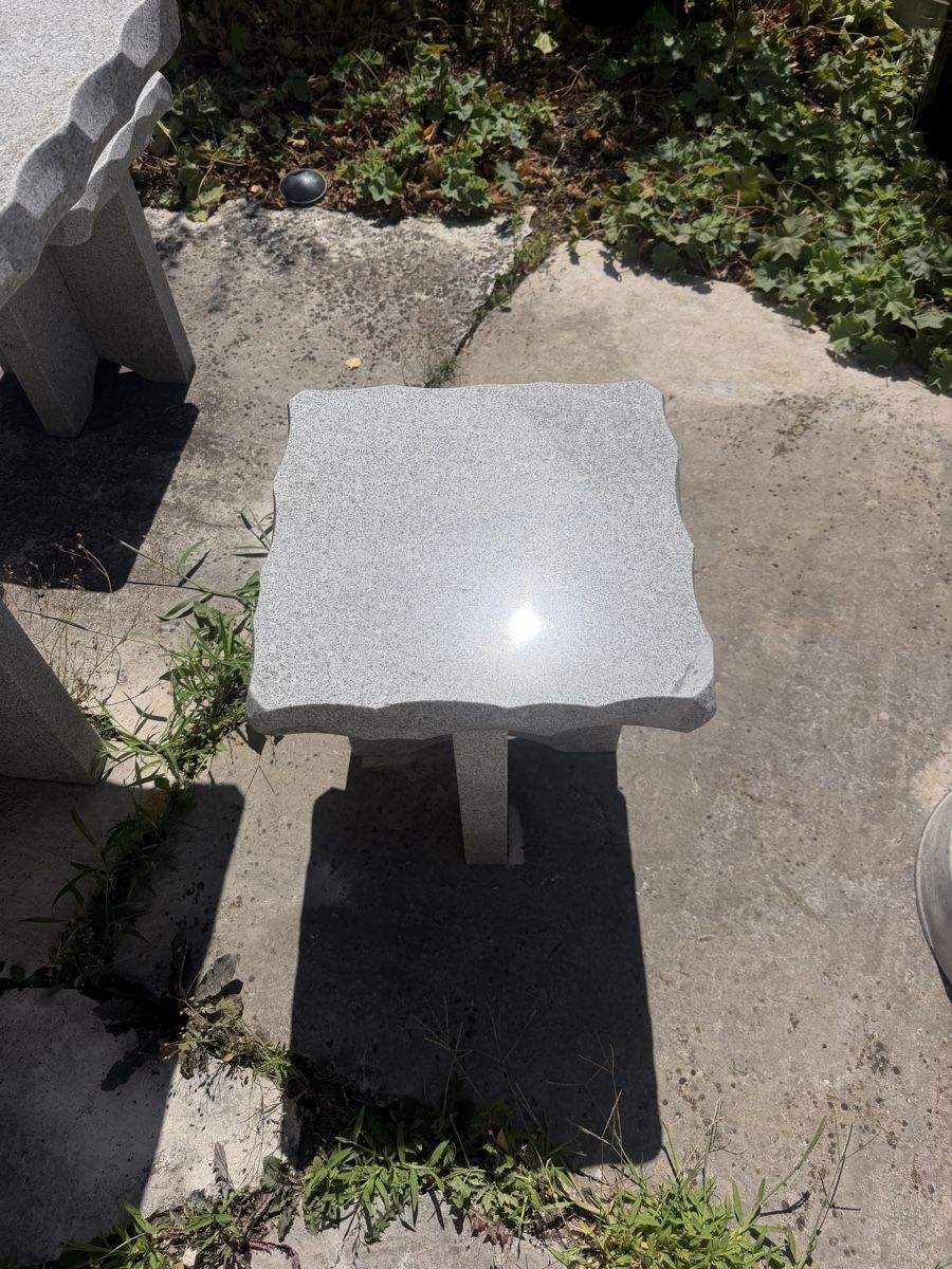 Set di tavolo e panche: Gartentisch mit Sitzbänken Granit rustikal Naturstein 4-teil – Usato da Therwil venduto da massimo_gino