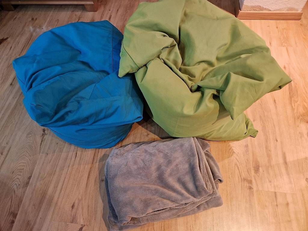 Lotti di vestiti: Deux poufs bleus et verts  – Usato da Genthod venduto da sol_pl8m