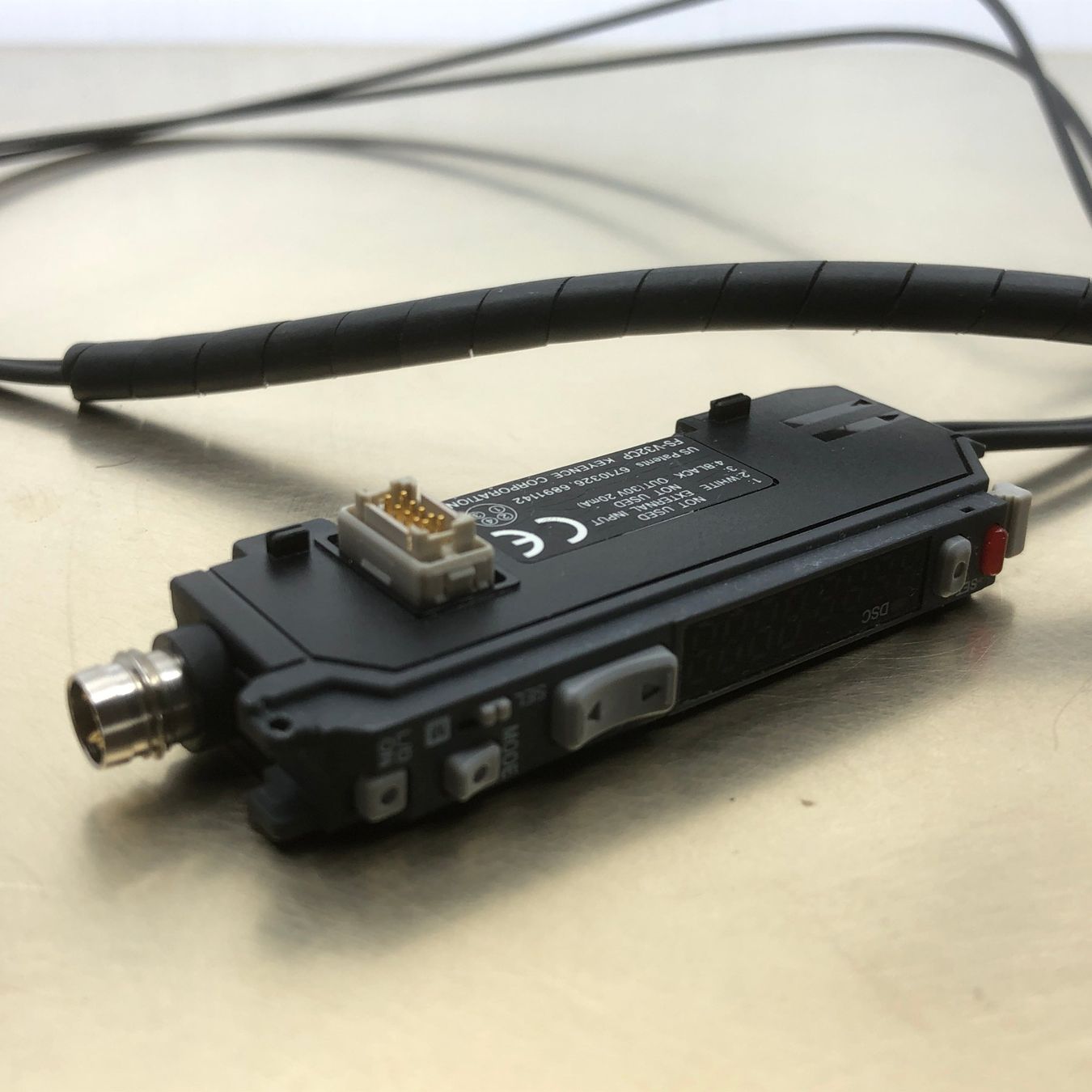Componenti elettronici: Lichtleiter KEYENCE FS-V32CP & Keyence FU-11 – Usato da Laufenburg venduto da Sirluger