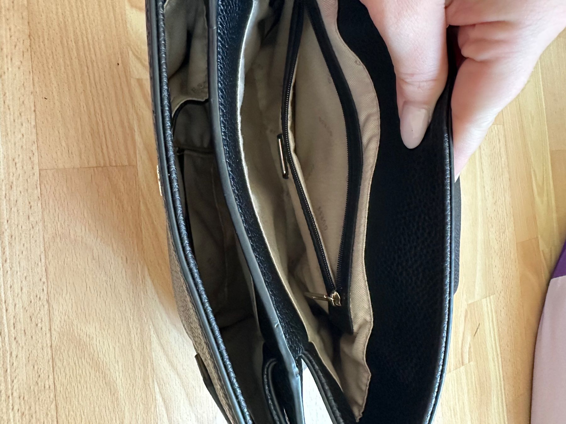 Guess Sacs femmes: Tasche schwarz Guess – Neuf (Voir description) à Zufikon par tam_gfx6 3