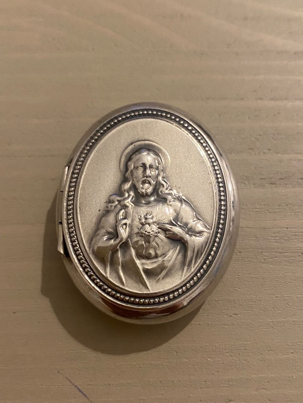 Figuren: 800 Silber Pillendose mit Herz-Jesu-Darstellung – Gebraucht aus Birr von Vintage-Liebhaber