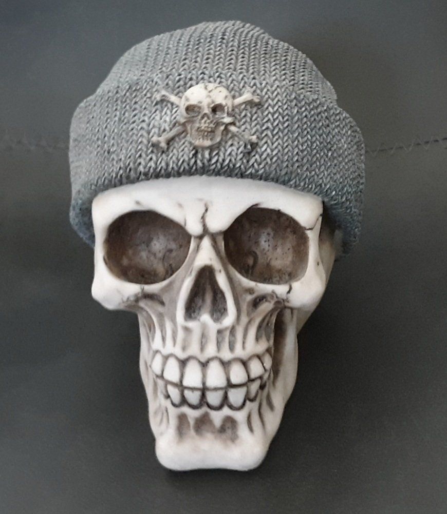 Figuren: Totenkopf mit Beanie – Gebraucht aus Chur von Vintage-Hunter