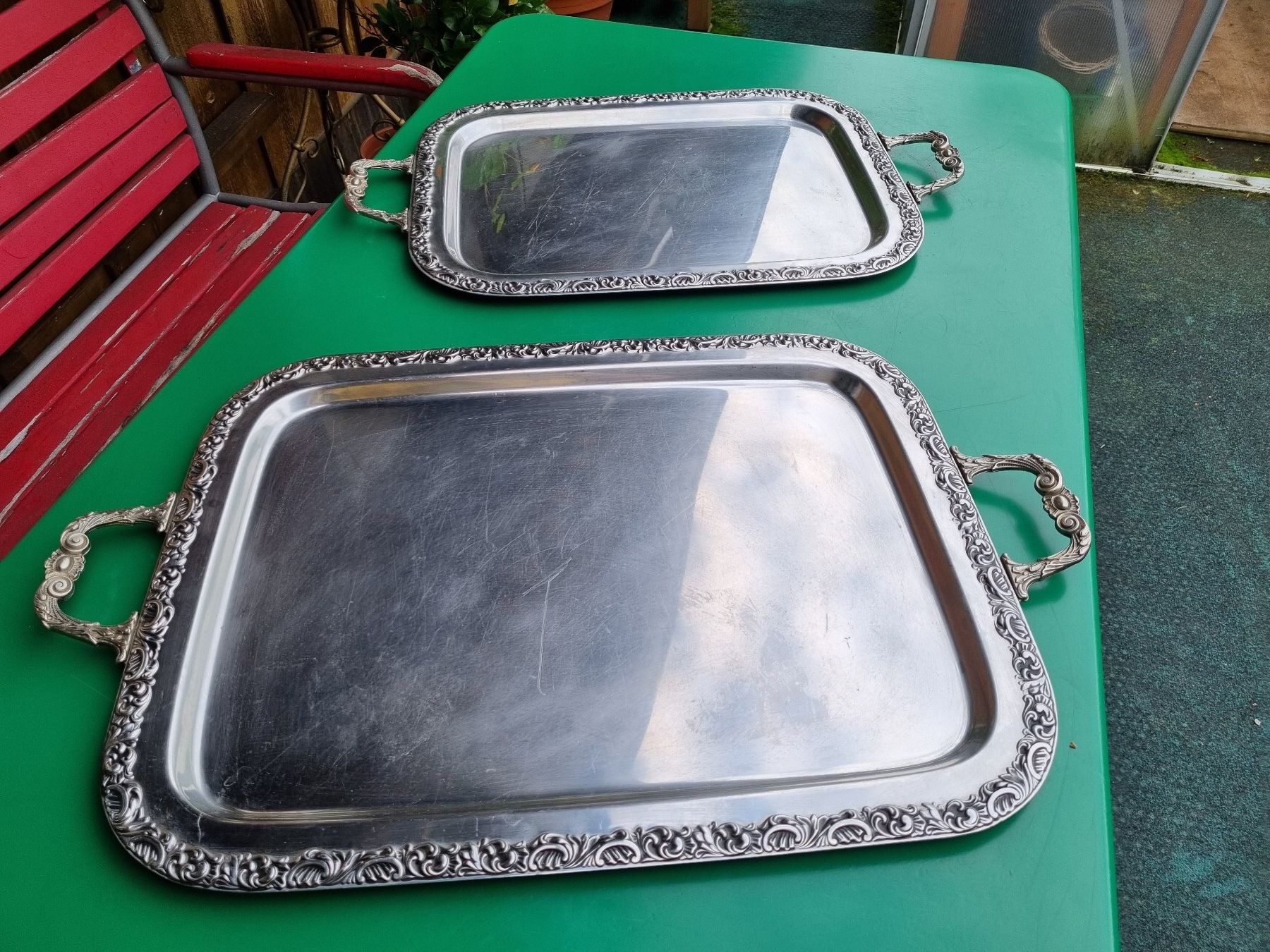 Servierplatten: Vintage Serviertabletts, 2er Set, Metall, edel! – Gebraucht aus Trachslau von post35