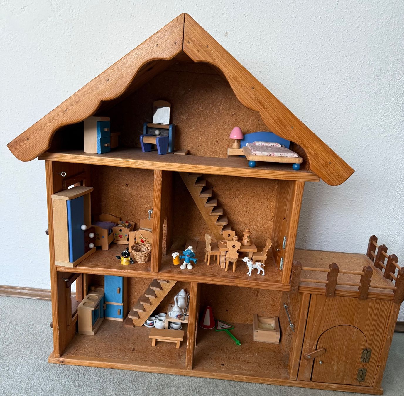 Case e mobili per bambole: Puppenhaus Holz mit Mobiliar – Usato da Wohlen AG venduto da homecollectivech