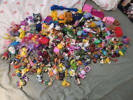 Konvolut Spielzeug verschiedene Figuren und Bälle guter Zust