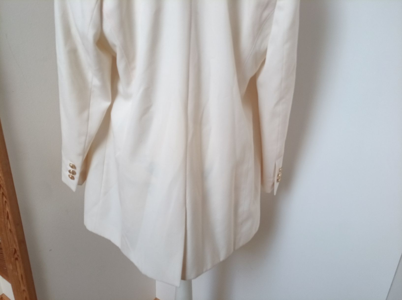 Jacken: Weißer schicker Blazer mit goldenen Knöpfen – Gebraucht aus Peccia von LillyMarie98 6
