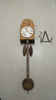 Antike Wanduhr mit Pendel