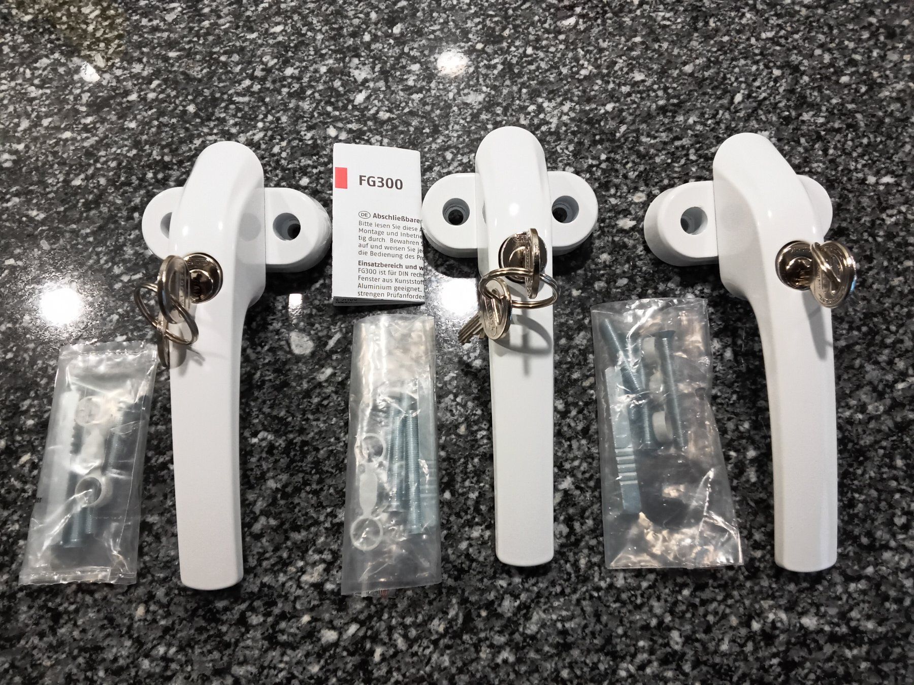 Ferramenta: 3er-Set Abus Fenstergriff GF300 weiss – Nuovo (secondo la descrizione) da Küsnacht ZH venduto da UrBaRo