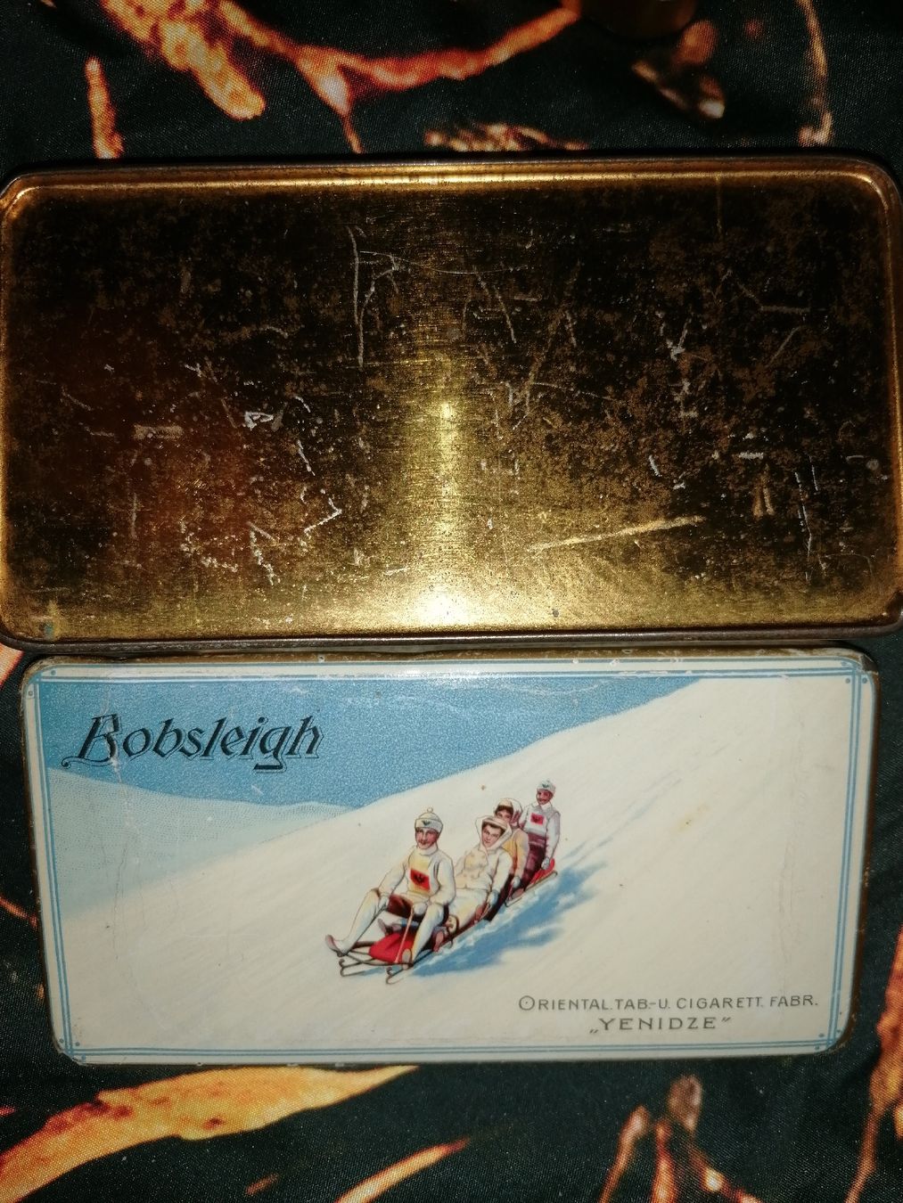Tabacchi: Antike, wunderschöne Blechdose Yenidze Bobsleigh 50 Cigarett – Usato da Zürich venduto da Tin4Life 8