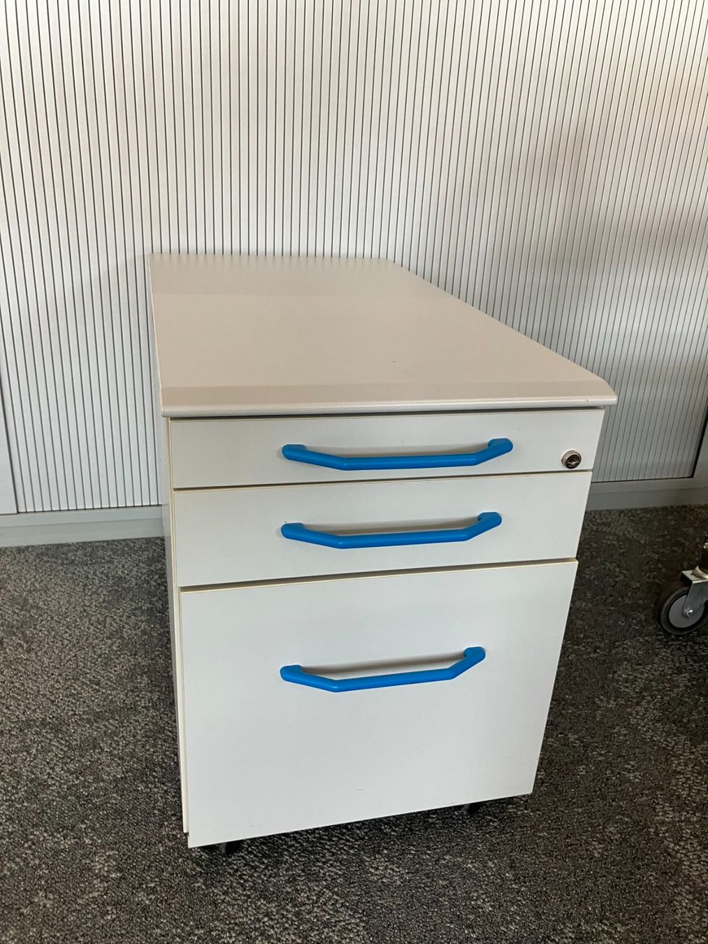 Banconi: Rollcontainer/Korpus Schubladenmöbel weiss/blau Kinderzimmer – Usato da Münchenstein venduto da han_h2xt