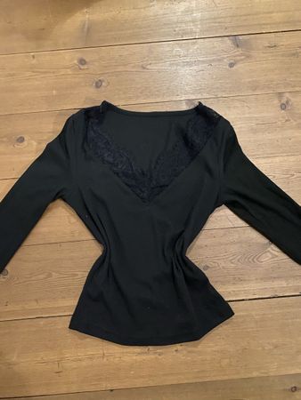 Schwarzes Langarmshirt mit Spitze Groesse S guter Zustand