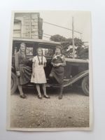 Alte Fotografie drei Mädels mit Auto um 1930 RA