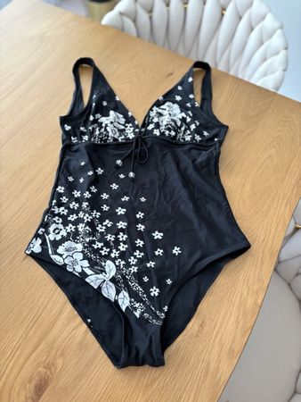 Costume intero nero con fiori bianchi taglia 46