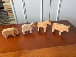 4 alte handgeschnitze Tierfiguren Kuh Pferd Schaf Schwein