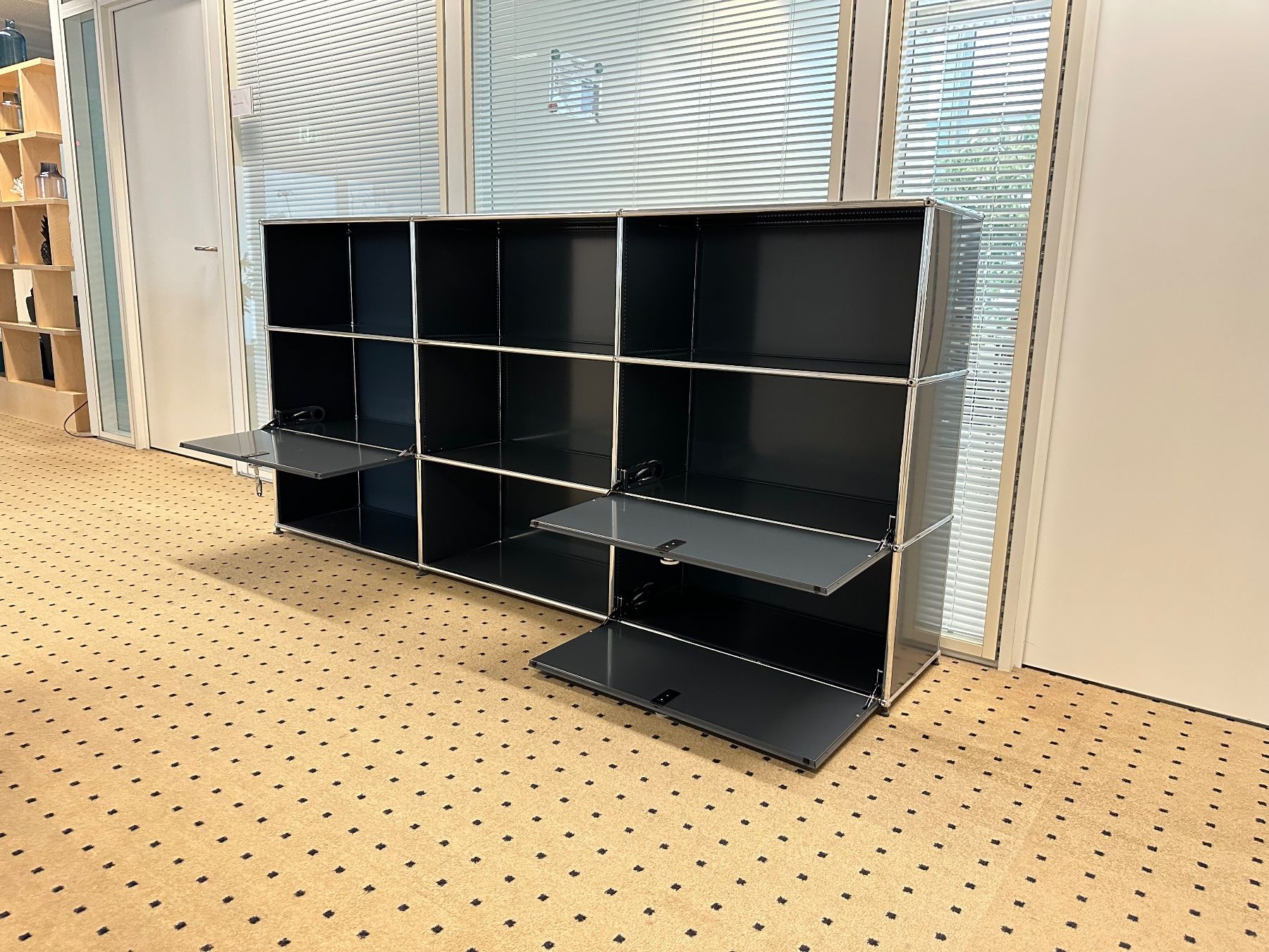 USM Scaffali: USM Highboard 3x3 Anthrazitgrau, Top Zustand – Usato da Grenchen venduto da Design-Outlet 3