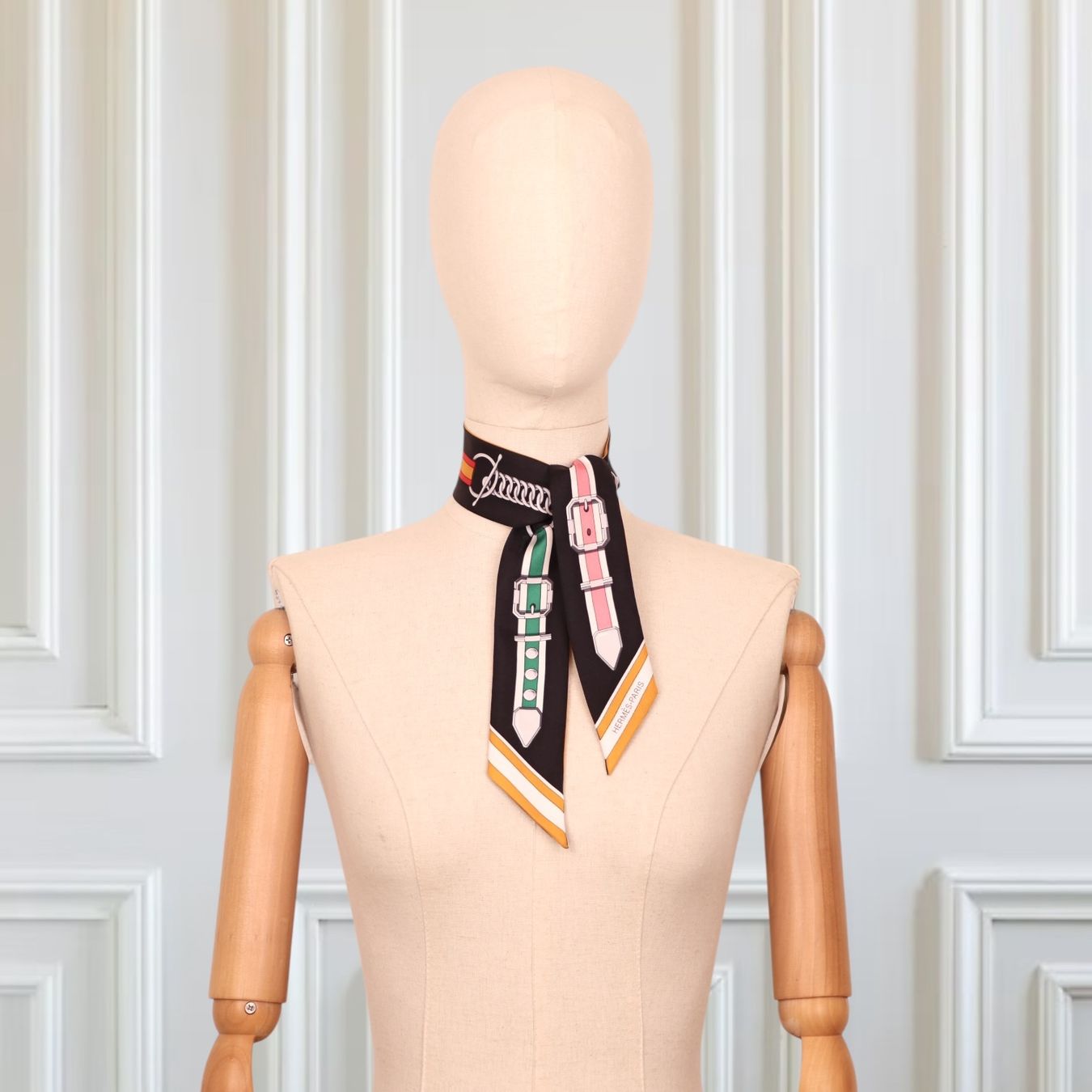 Hermès Foulard & Sciarpe: Hermès Twilly "Grand Tralala" Miel/noir – Usato da Binningen venduto da Designerlabels 1