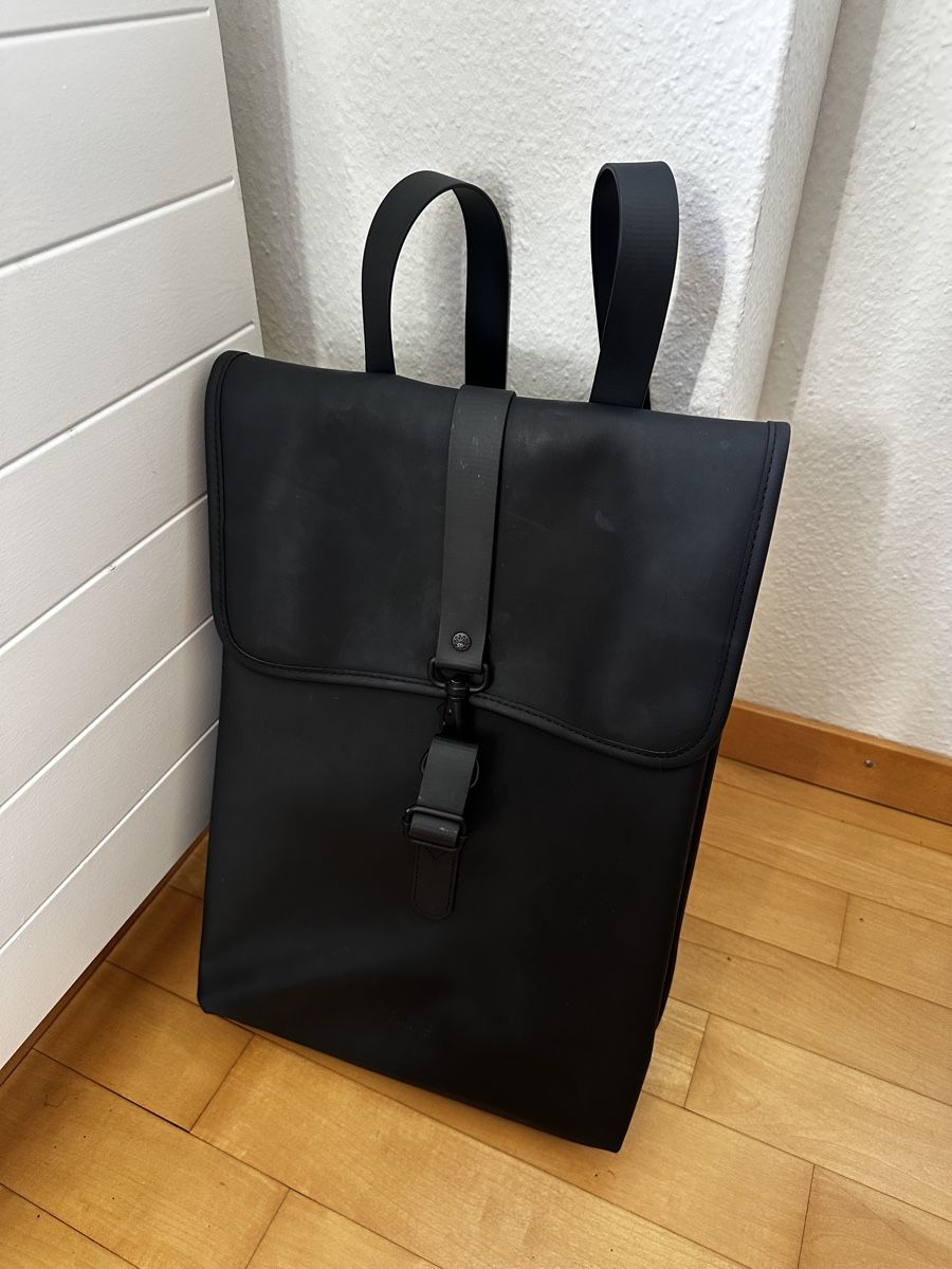 Rains Rucksäcke: RAINS Rucksack - Schwarz – Gebraucht aus Zürich von Anoifeur