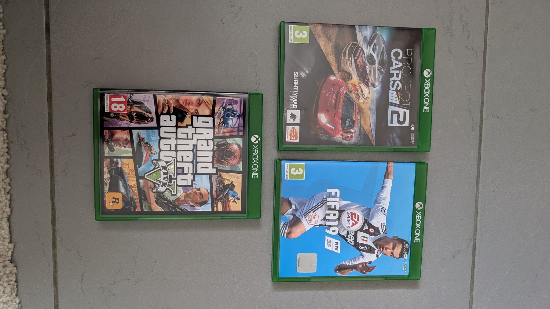 Microsoft Console: Microsoft Xbox One S Konsole mit 2 Controller und 3 Spielen – Usato da Wiesendangen venduto da suguss13 3