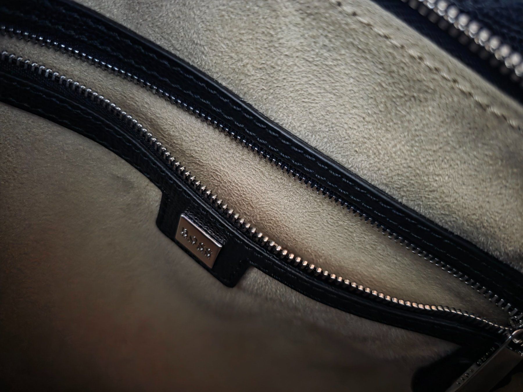 Hugo Boss Taschen für Damen: Handtasche Hugo Boss Leder schwarz – Gebraucht aus Rümikon AG von tokefu 2