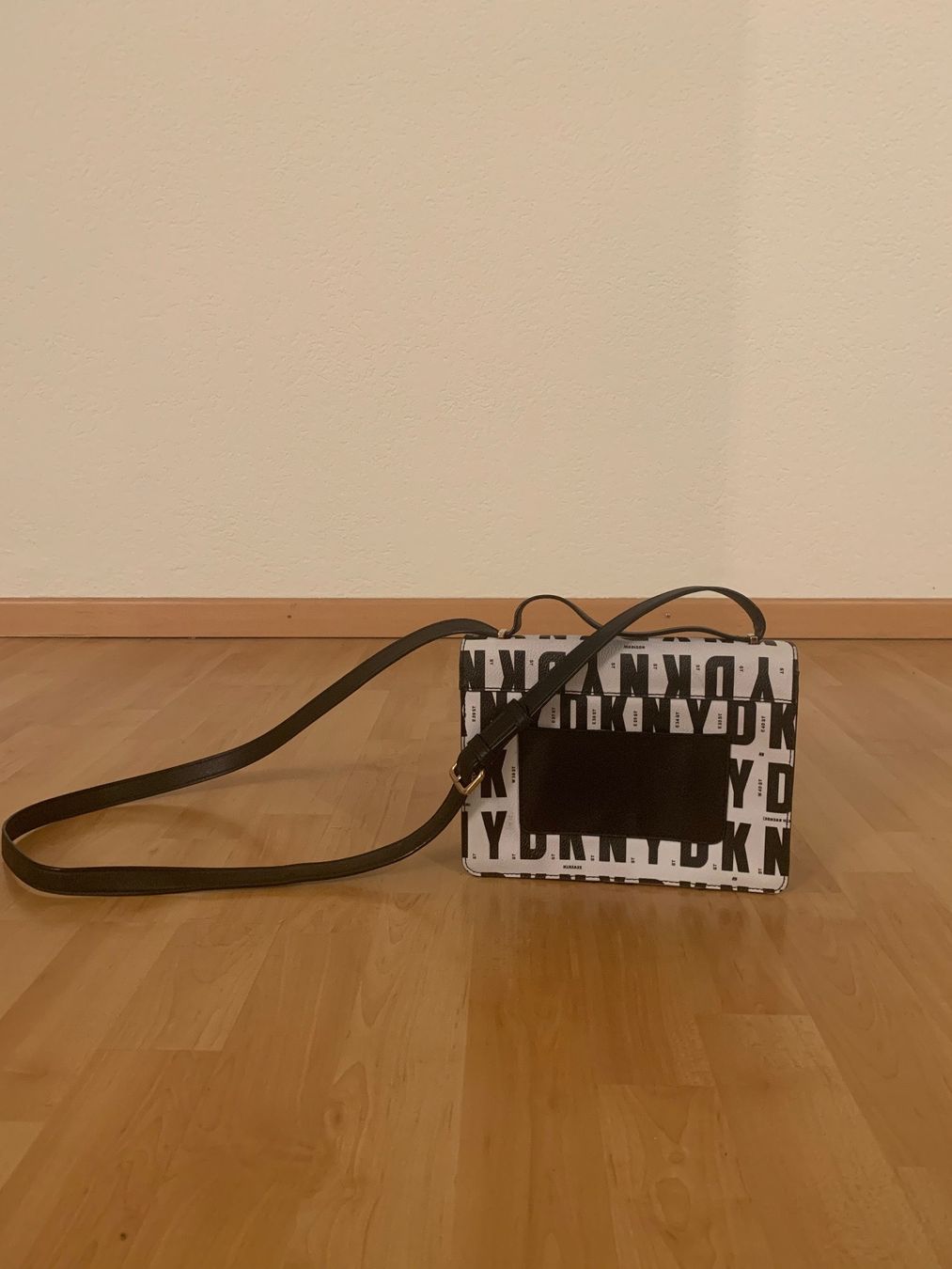 DKNY Taschen für Damen: DKNY - Umhängetasche - schwarz/weiss – Gebraucht aus Zürich von aleaalea 2