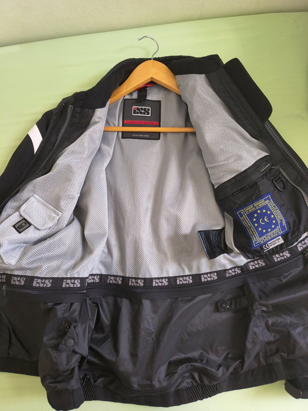 IXS Vestes: Motorcycle Jacket Black White – D'occasion à Sonceboz-Sombeval par mayling_ngo 1