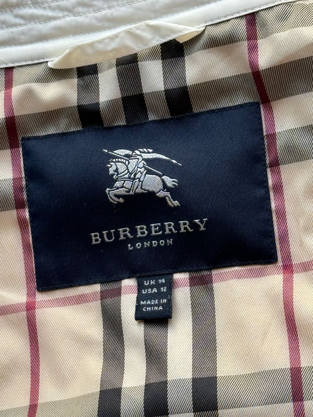 Burberry Cappotti: Weisser Trench Coat von Burberry – Usato da Endingen venduto da lisous.closet 6