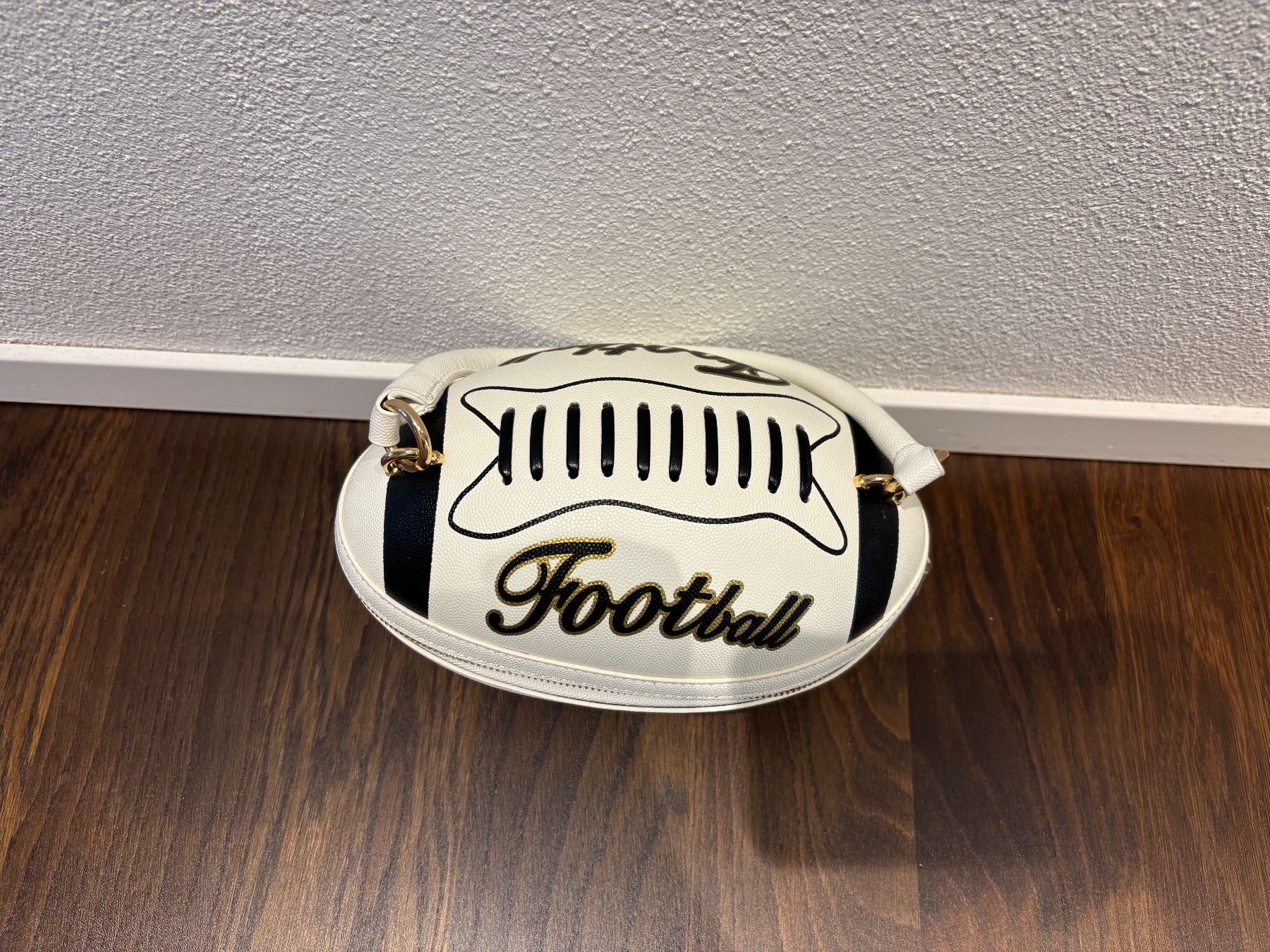 Borse da donna: Football Handtasche - 25x14cm – Usato da Seuzach venduto da SawyerKingwood 1