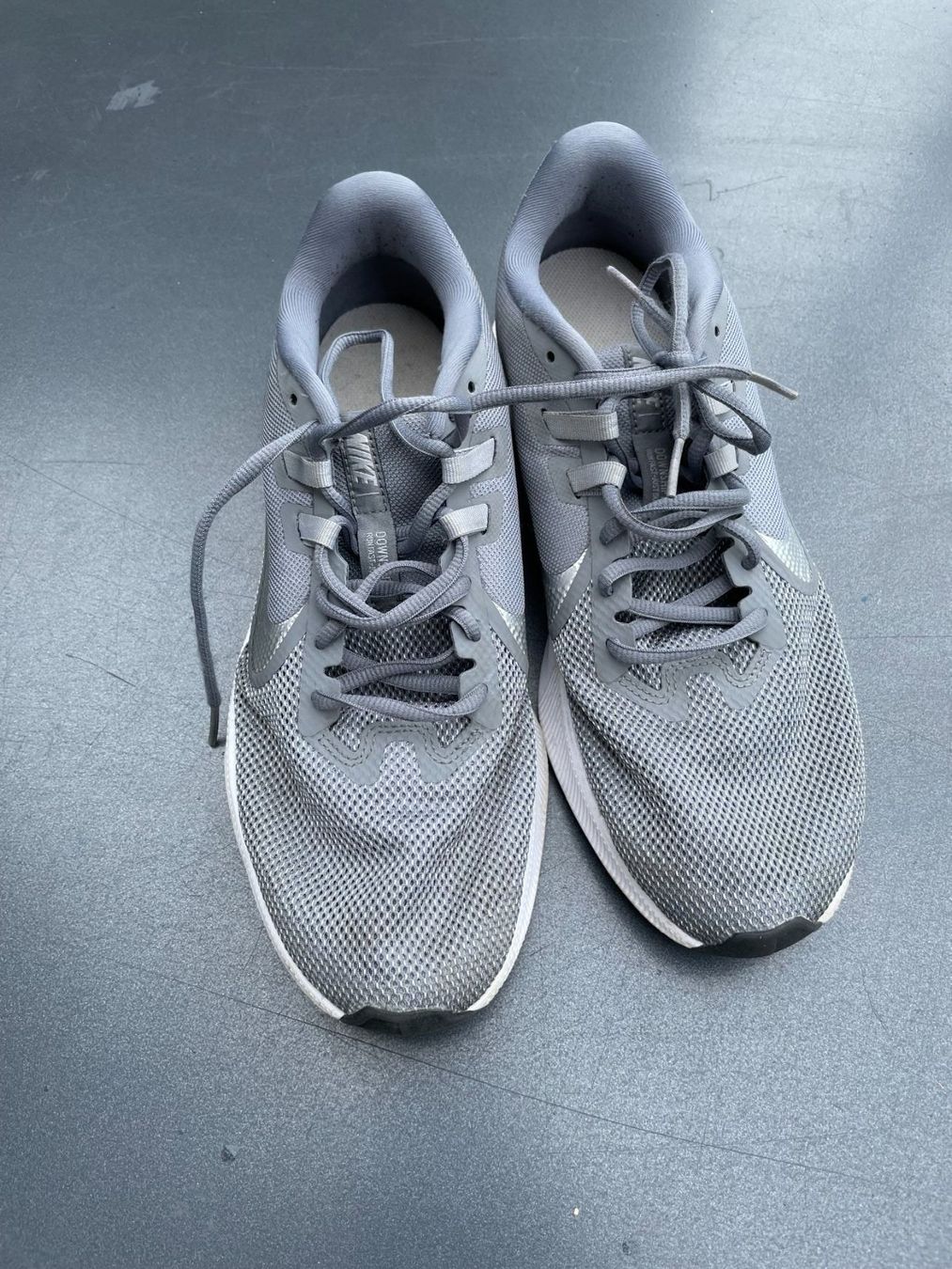 Nike Herrenschuhe: Nike Downshifter Running Schuhe grau-silber Grösse 44 – Gebraucht aus Zürich von ONA-Online