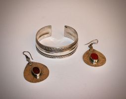 ARMSPANGE & OHRHÄNGER AUS SILBER. INDISCH UND ORIENTALISCH.