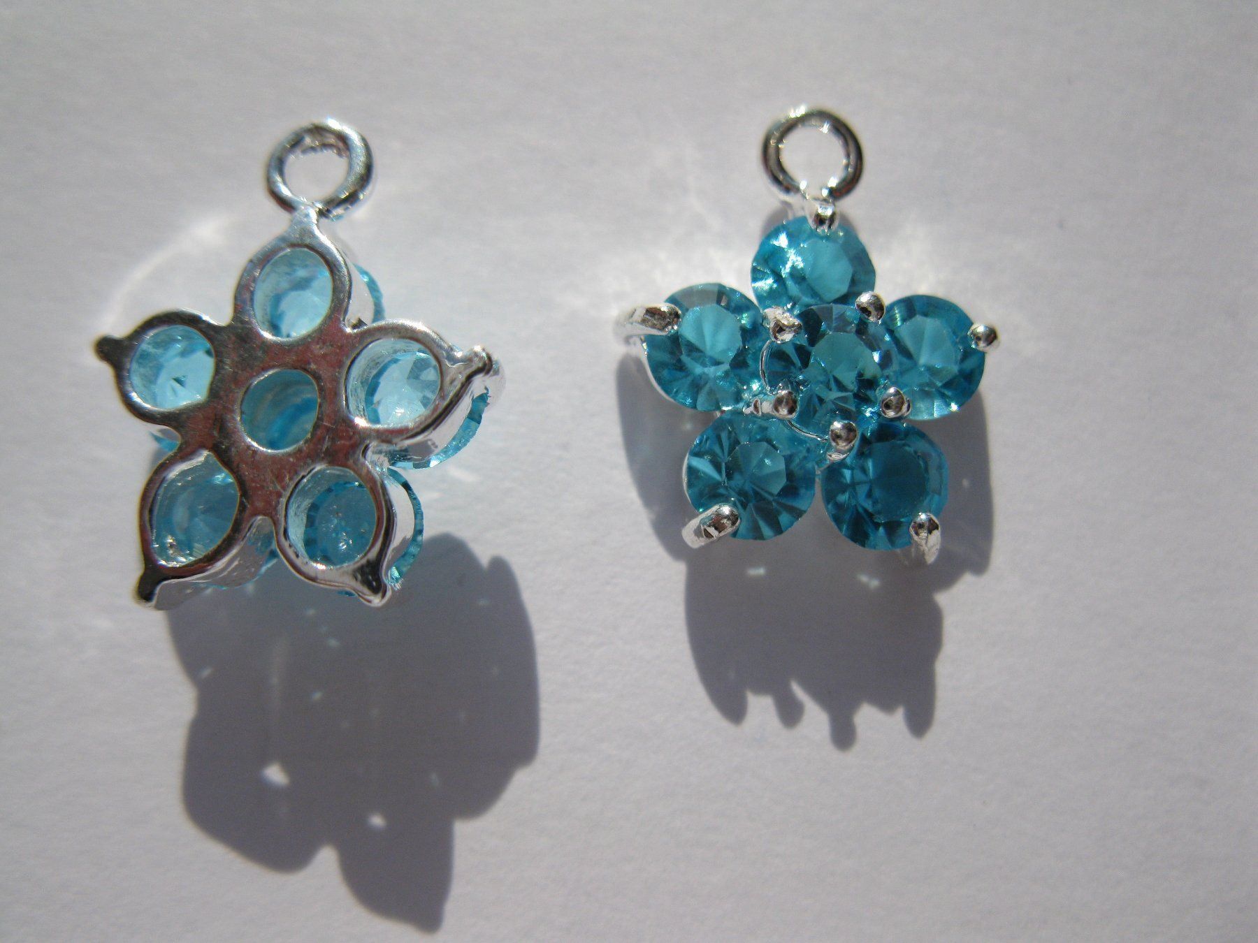 Perle (finte): Anhänger Blume versilbert, mit hellblauem Strass – Nuovo e nell'imballaggio originale da St. Margarethen TG venduto da LuanaKa 1