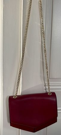 Élégant sac bordeaux avec chaîne dorée