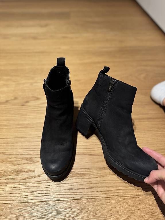 Scarpe da donna: Schwarze Leder-Stiefeletten Damen – Usato da Appenzell venduto da kim_rw28