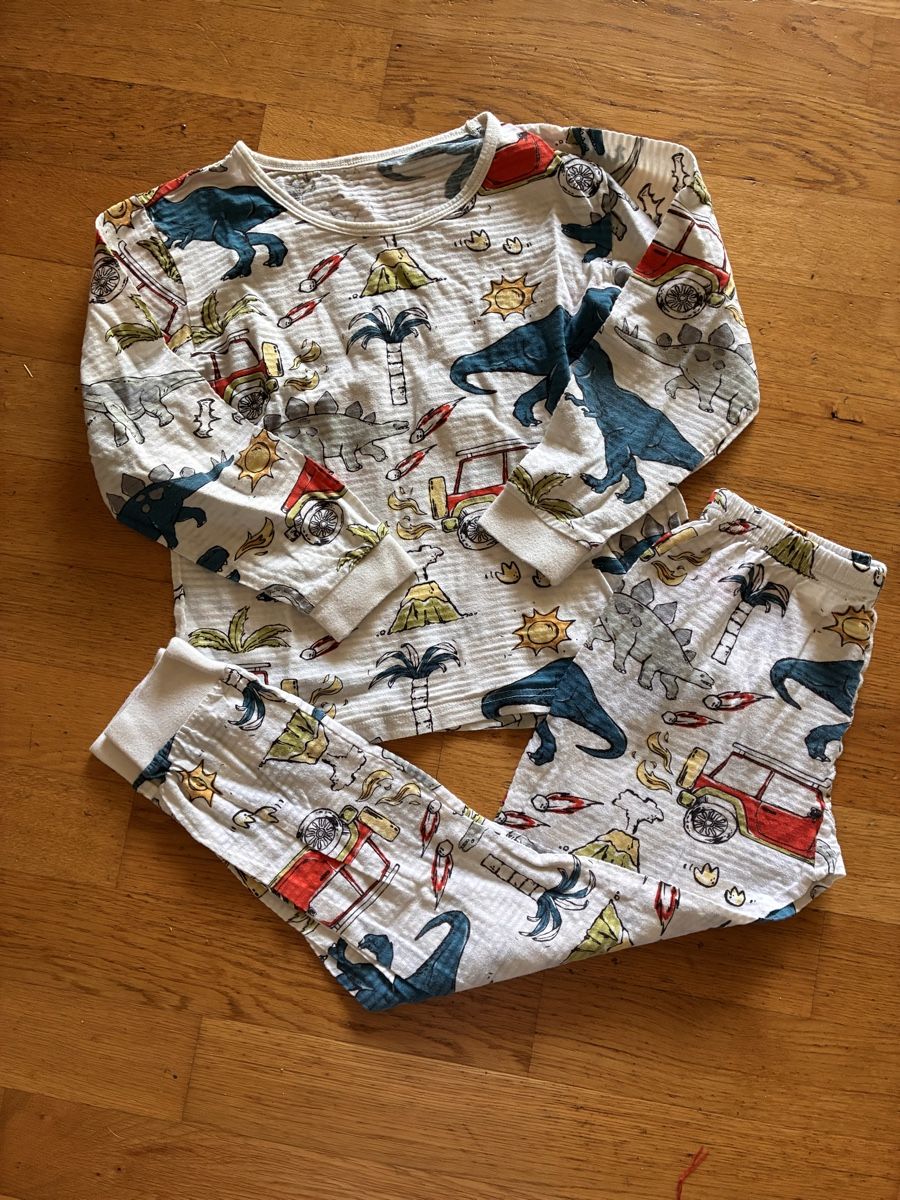 Pyjamas: Schönes Pyjama Gr. 122 – D'occasion à richterswil par lunamarie001
