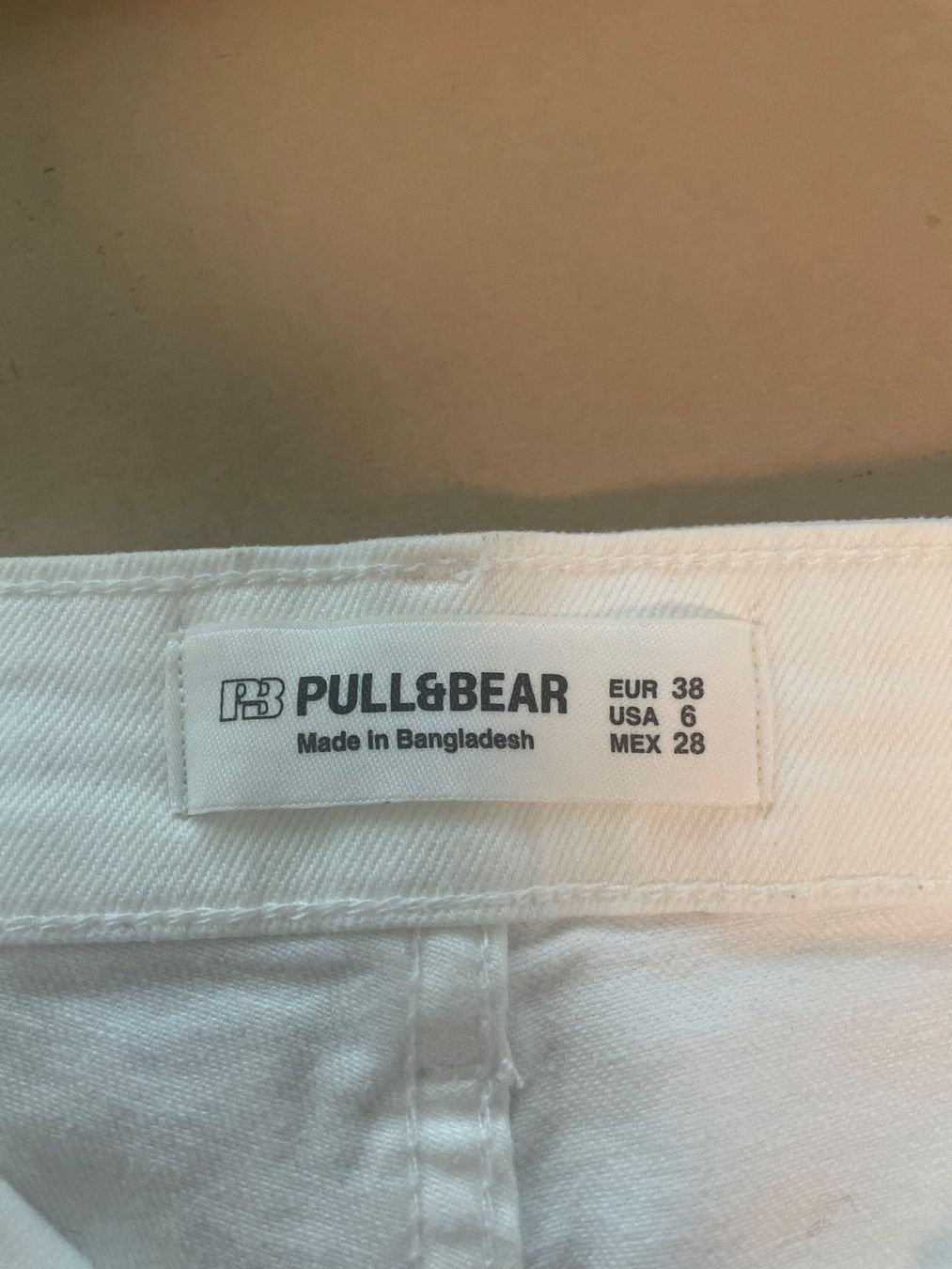 Pull&Bear Pantaloni: Weisse Shorts von Pull&Bear, Grösse 38, neu ungebraucht – Nuovo (secondo la descrizione) da Wollerau venduto da Poschro68 2